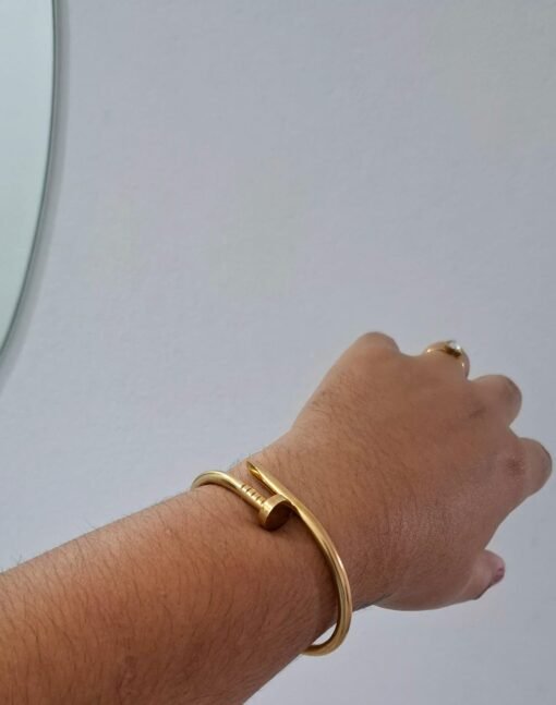 BRACELETE PREGO INSPIRAÇÃO GRIFE - AÇO DOURADO. - Image 2