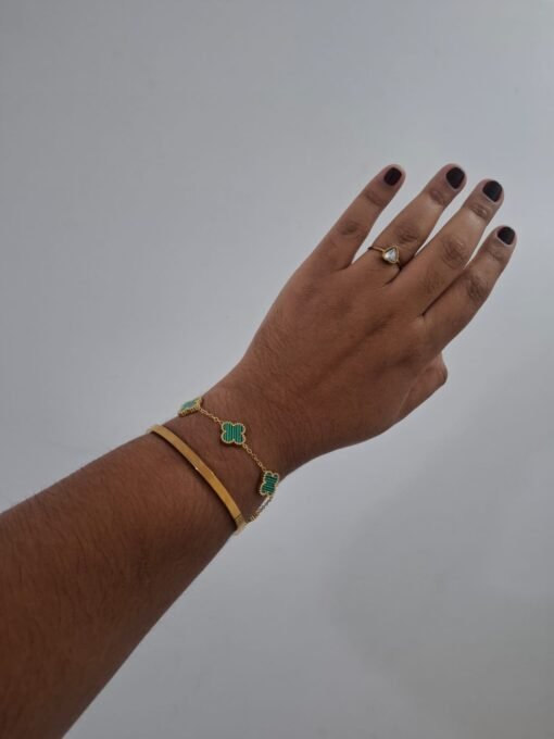 PULSEIRA TREVO VERDE - AÇO DOURADO. - Image 2