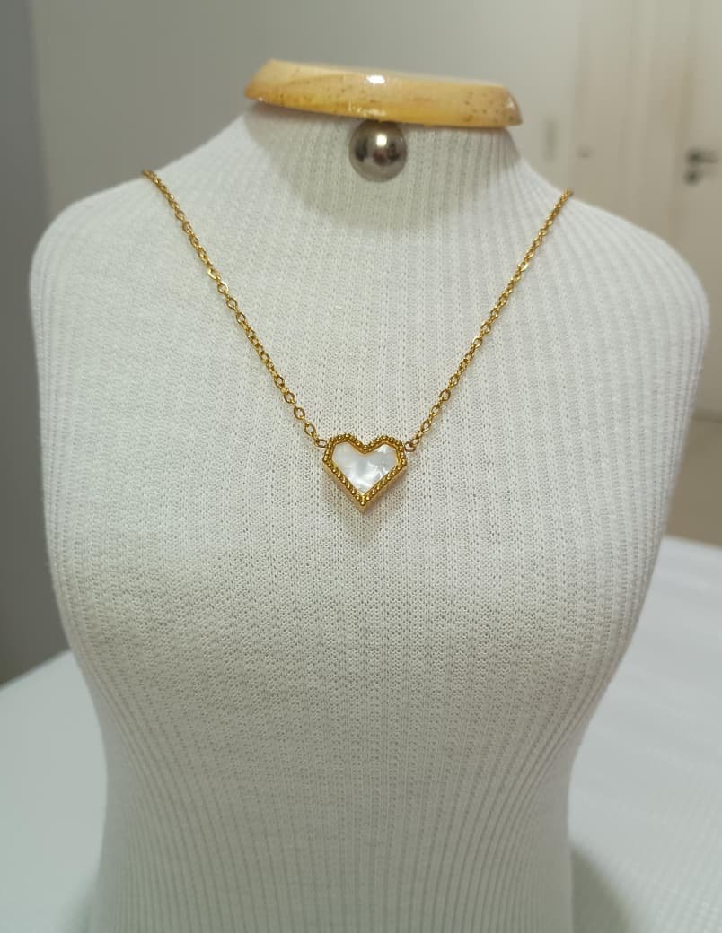 COLAR CORAÇÃO BRANCO - AÇO DOURADO.