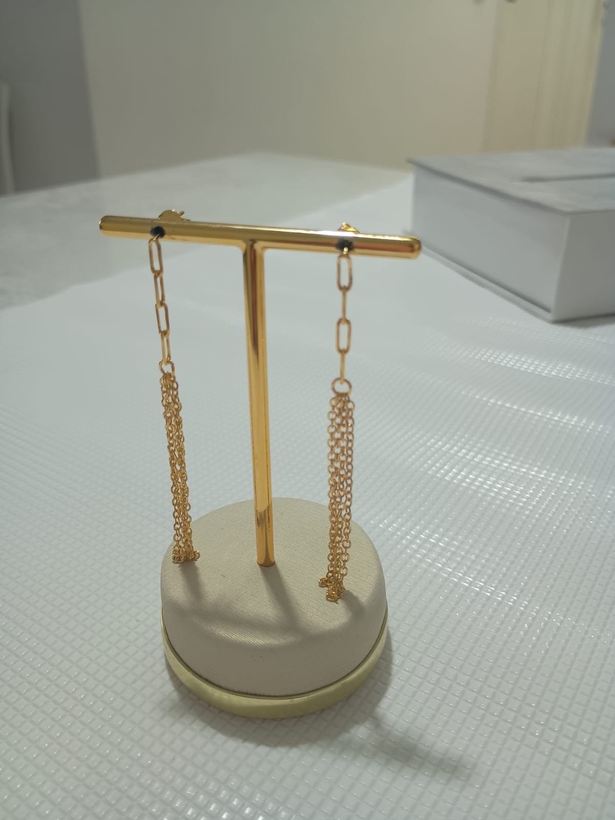 BRINCO PENDURADO CORRENTES - BANHADO A OURO.