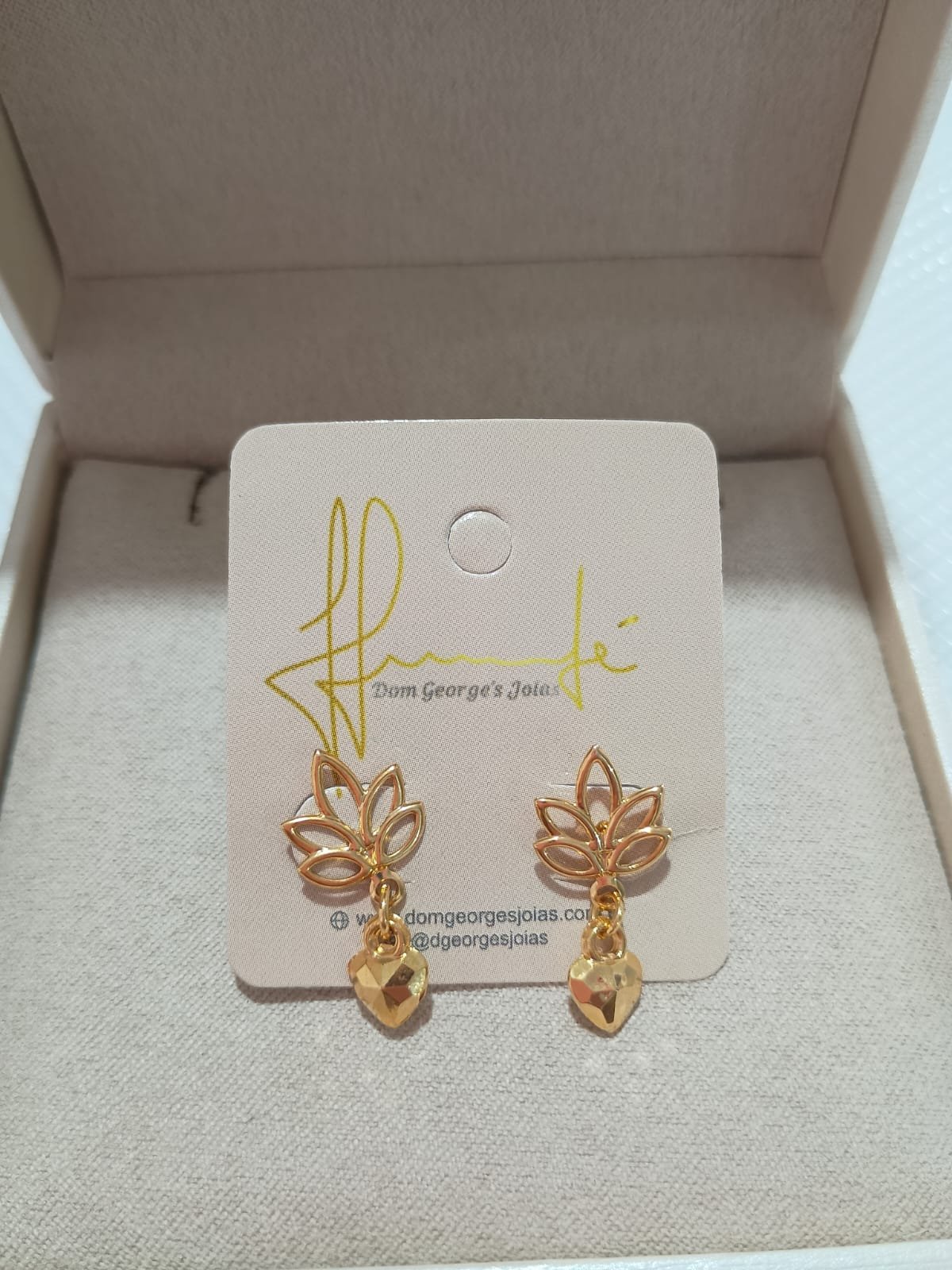 BRINCO PENDURADO CORAÇÃO ABACAXI- BANHO DE OURO.