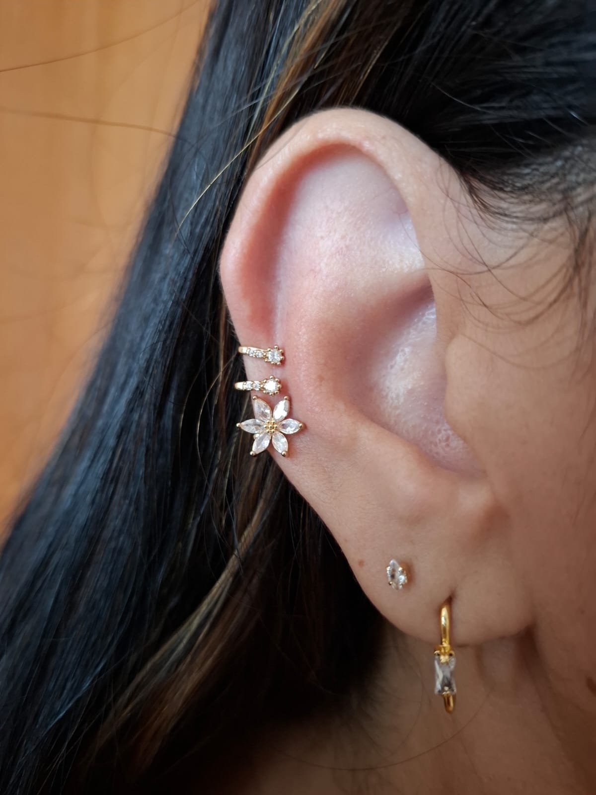 PIERCING FAKE FLOR BANHADO A OURO.